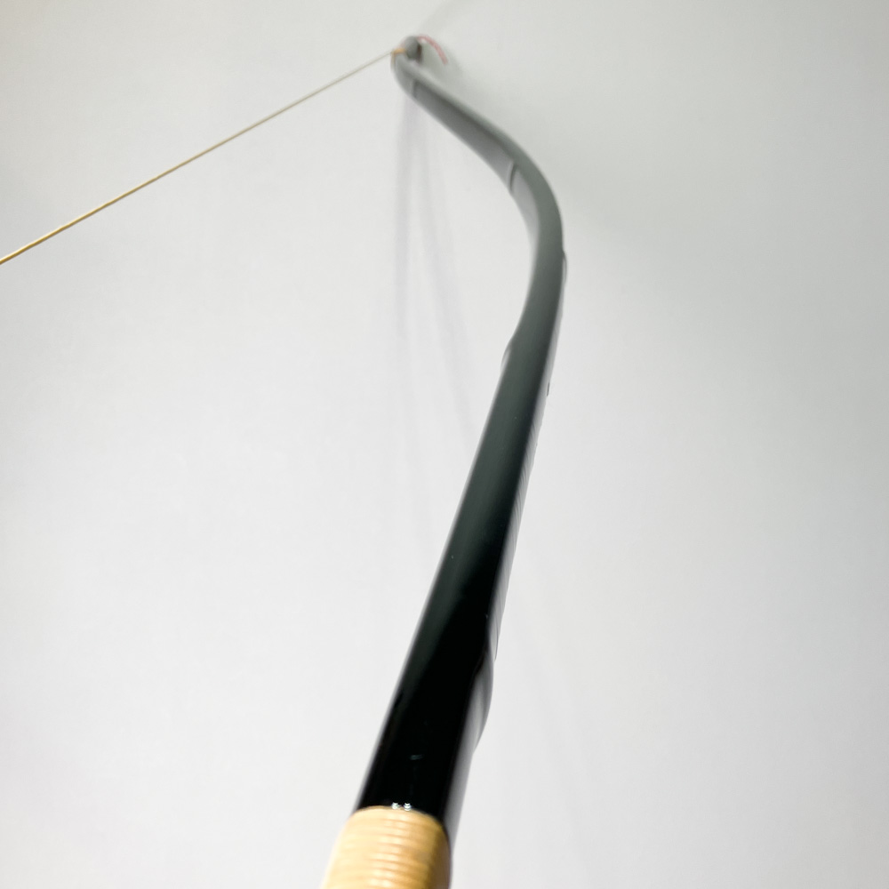二寸伸　19.5kg　肥後三郎 花押　黒漆塗竹弓　ニベ