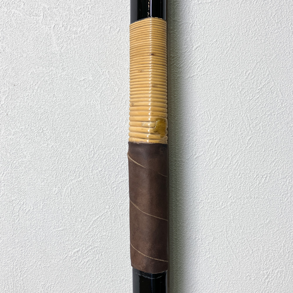 二寸伸　19.5kg　肥後三郎 花押　黒漆塗竹弓　ニベ