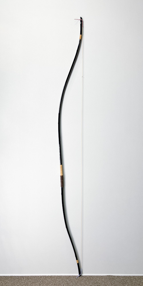 二寸伸　19.5kg　肥後三郎 花押　黒漆塗竹弓　ニベ