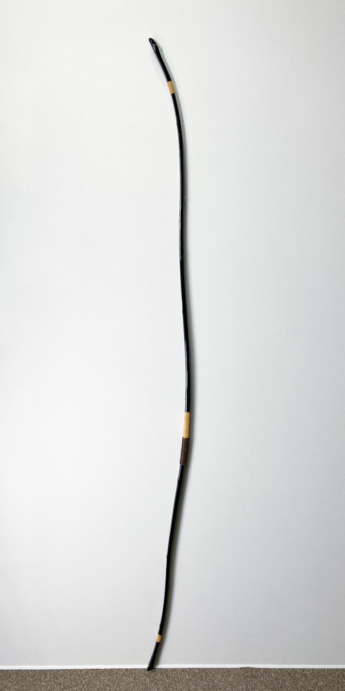 二寸伸　19.5kg　肥後三郎 花押　黒漆塗竹弓　ニベ