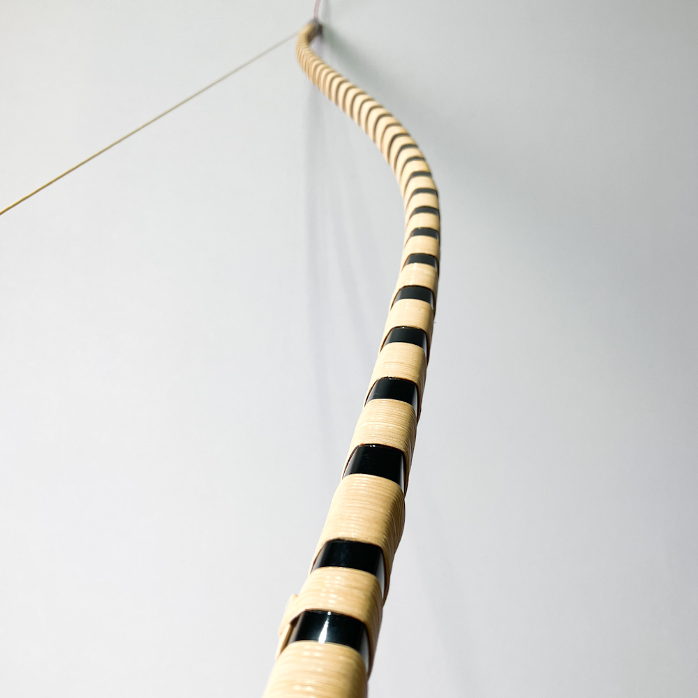 二寸伸　24.0kg　無銘（伝:肥後三郎）　黒漆塗竹弓　ニベ