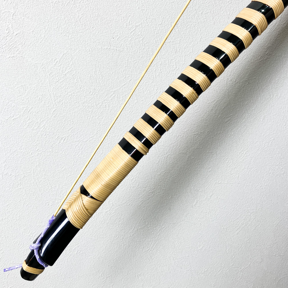 二寸伸　24.0kg　無銘（伝:肥後三郎）　黒漆塗竹弓　ニベ