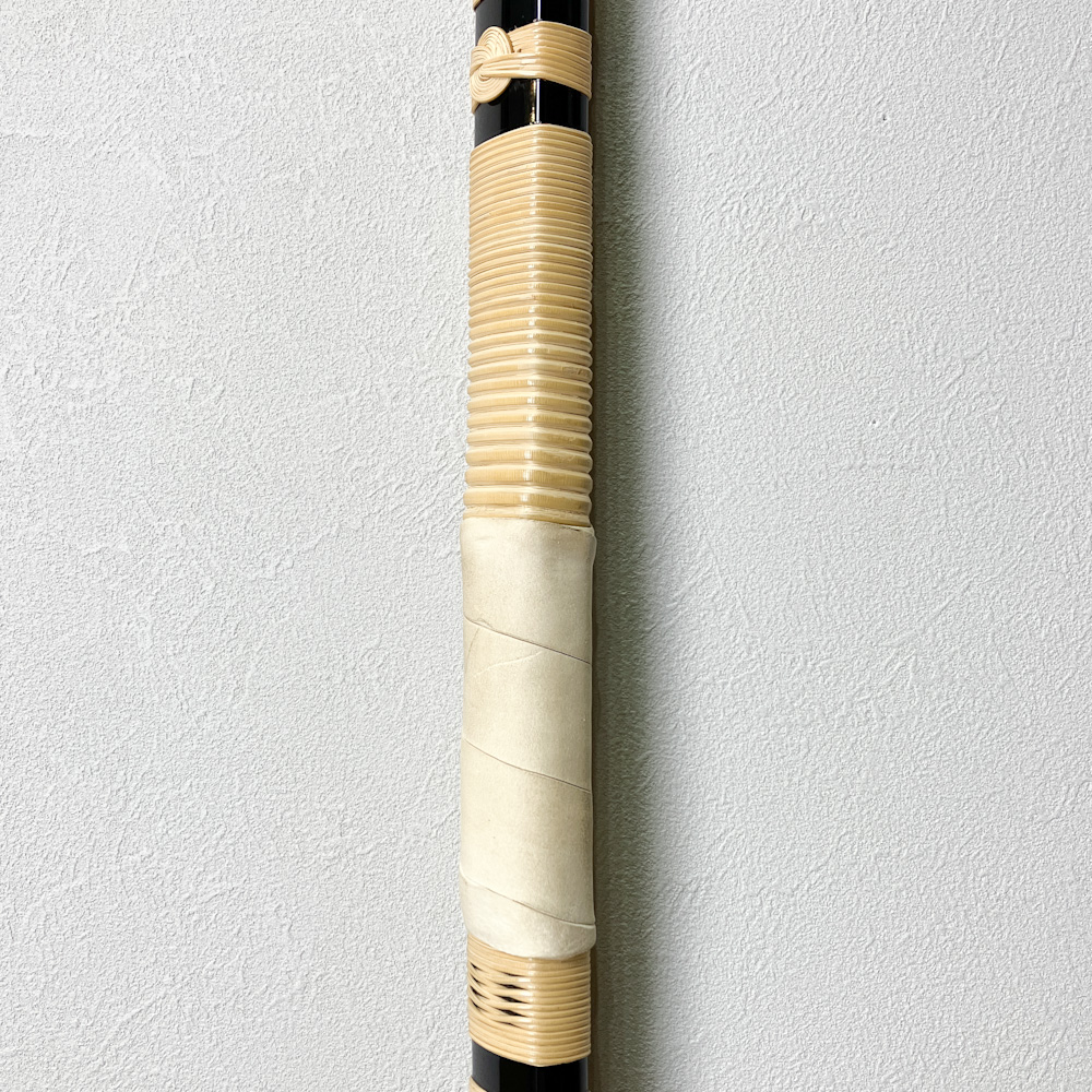 二寸伸　24.0kg　無銘（伝:肥後三郎）　黒漆塗竹弓　ニベ