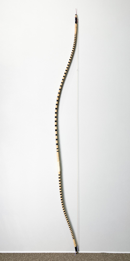 二寸伸　24.0kg　無銘（伝:肥後三郎）　黒漆塗竹弓　ニベ