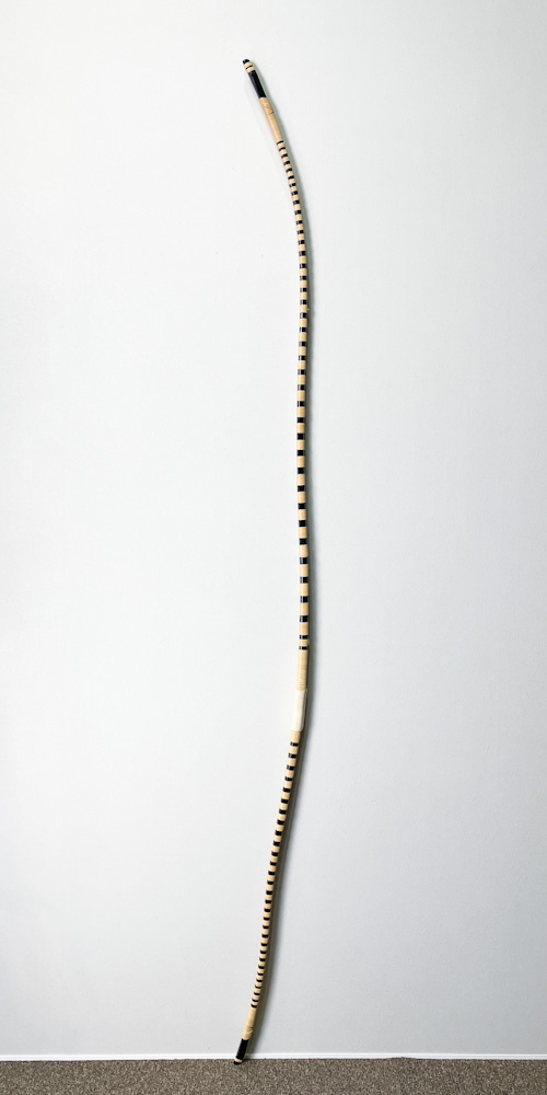 二寸伸　24.0kg　無銘（伝:肥後三郎）　黒漆塗竹弓　ニベ