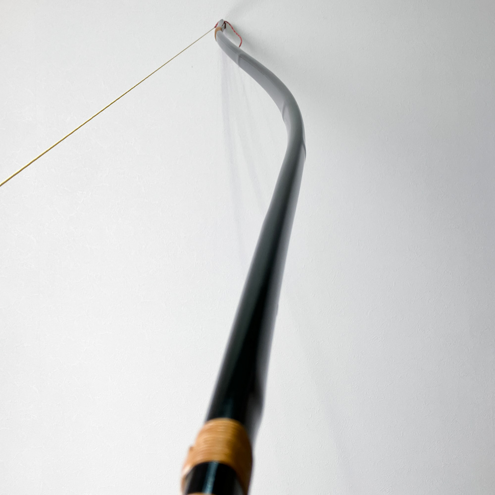 並寸　14.7kg　柴田勘十郎　小山茂治 花押　黒漆塗竹弓　ニベ