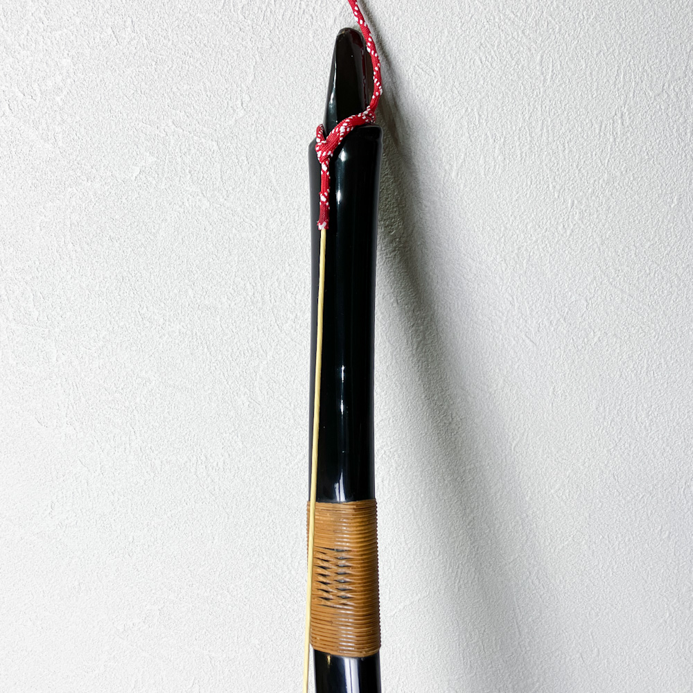 並寸　14.7kg　柴田勘十郎　小山茂治 花押　黒漆塗竹弓　ニベ